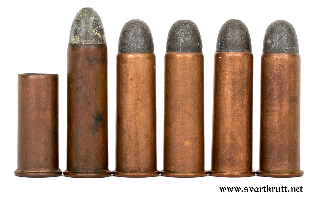 Original militær 12 mm Remington-ammunisjon. Fra venstre: Tomhylse til løspatron, norsk patron med 44 mm lang hylse og fire svenske patroner med 40,7 mm lang hylse.